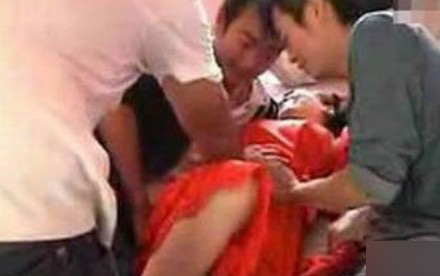 16岁漂亮伴娘被扒个精光 盘点全球变态洞房风