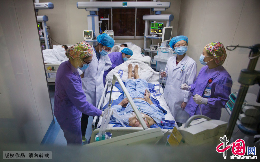 2015年2月7日，鄭州，病人就位後，所有的監測儀器一一啟動，主治醫師開始向護士介紹病情，並下達醫囑。 圖片來源：CFP