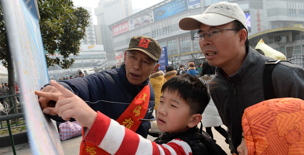 春运中的“指路爷叔”