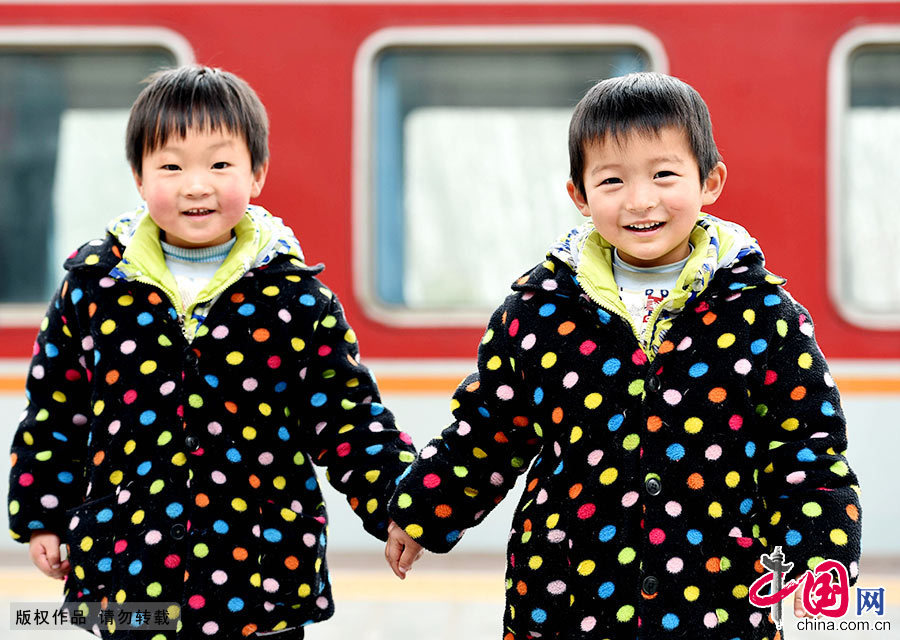 　　春节临近，在安徽亳州火车站，许多乘客带着孩子和给亲友的礼物，乘车回家乡过年。2月7日，两名儿童在安徽亳州火车站站台上走着，准备乘车回家过年。中国网图片库 刘勤利/摄