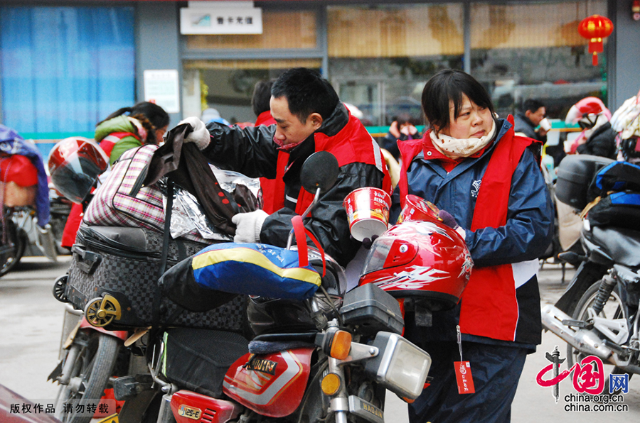 自駕摩托返鄉民工駛入廣西靈峰春運服務站食用快熟面充饑。中國網圖片庫 廖祖平/攝