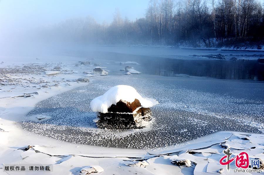  库尔滨水库的水电站每天发电都要释放摄氏零度以上的水，河水常年不冻，形成了浓浓的雾气。每年冬季，大量的雾气和冷空气融合交锋，便形成了壮观的仿若童话世界的雾凇奇景。中国网图片库 韩加君/摄