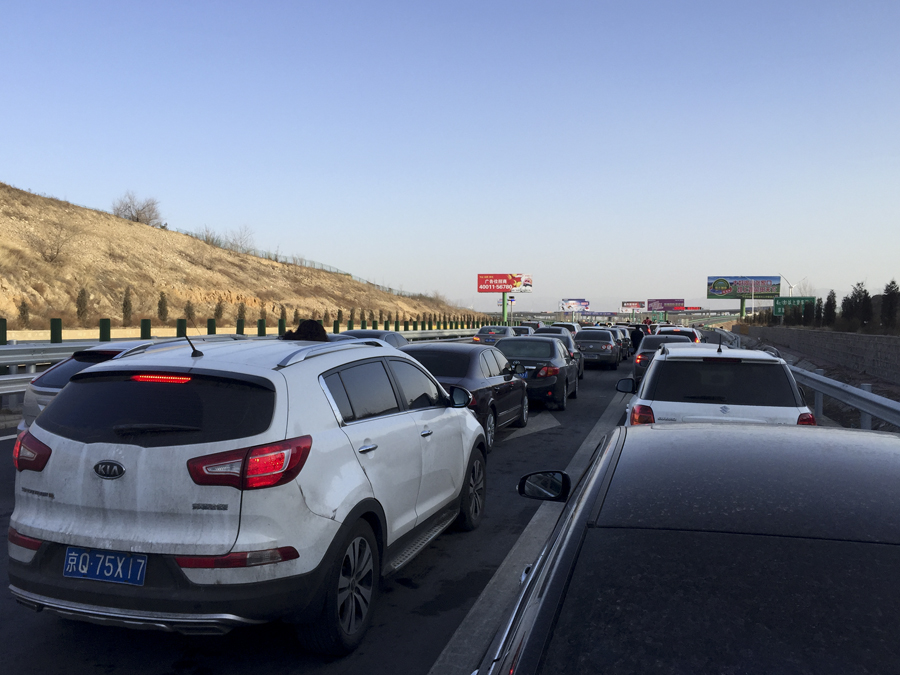2月22日，京藏高速进京段迎来返程高峰。图为高速公路上拥堵的车辆。中国网 郭永国 摄 