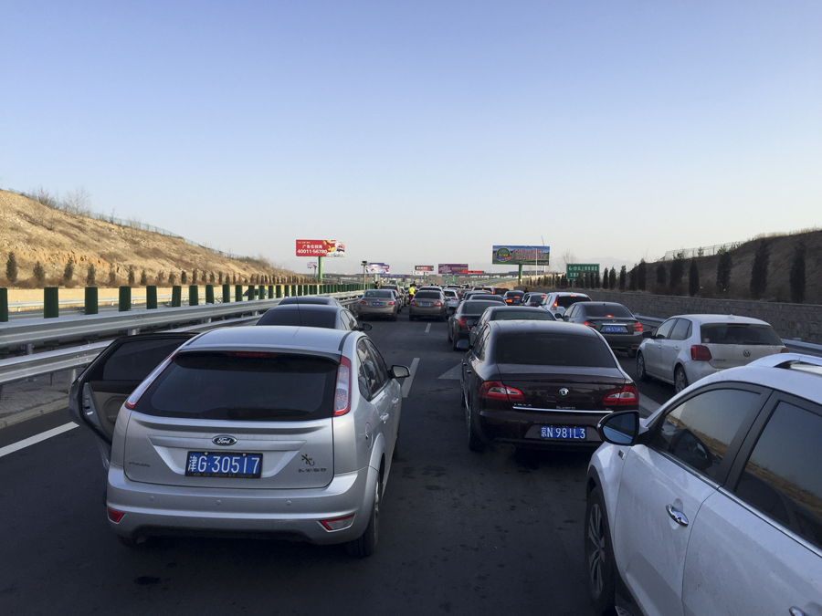 图为高速公路上拥堵的车辆.中国网 郭永国 摄