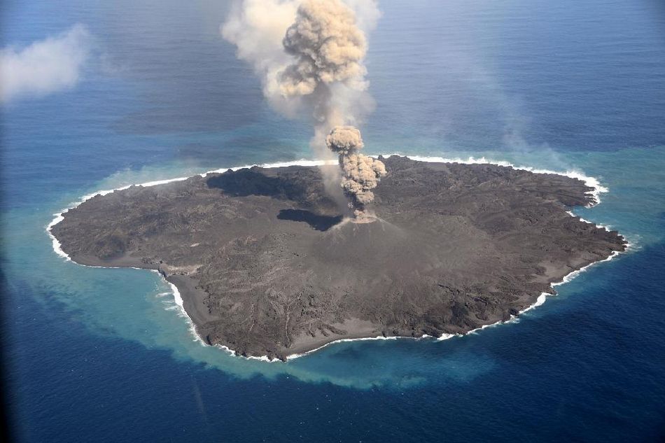 日本西之岛火山持续喷发 正被海浪侵蚀