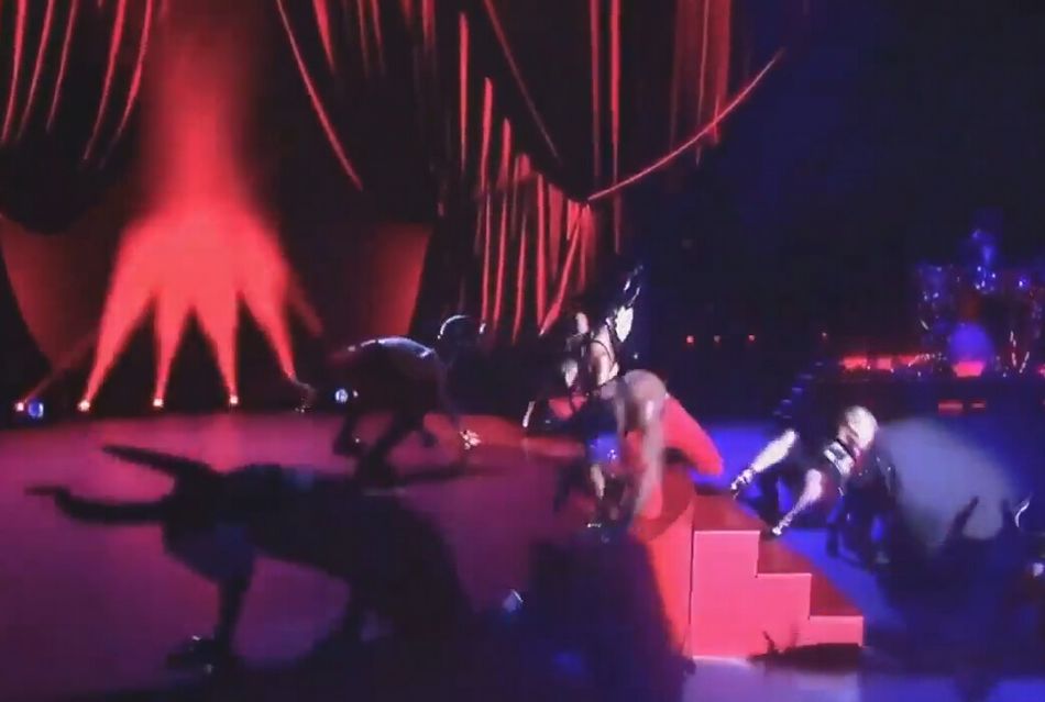 麦当娜颁奖典礼献唱从舞台上摔下（1/ 22）