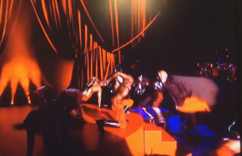 麦当娜颁奖典礼献唱从舞台上摔下（1/ 22）