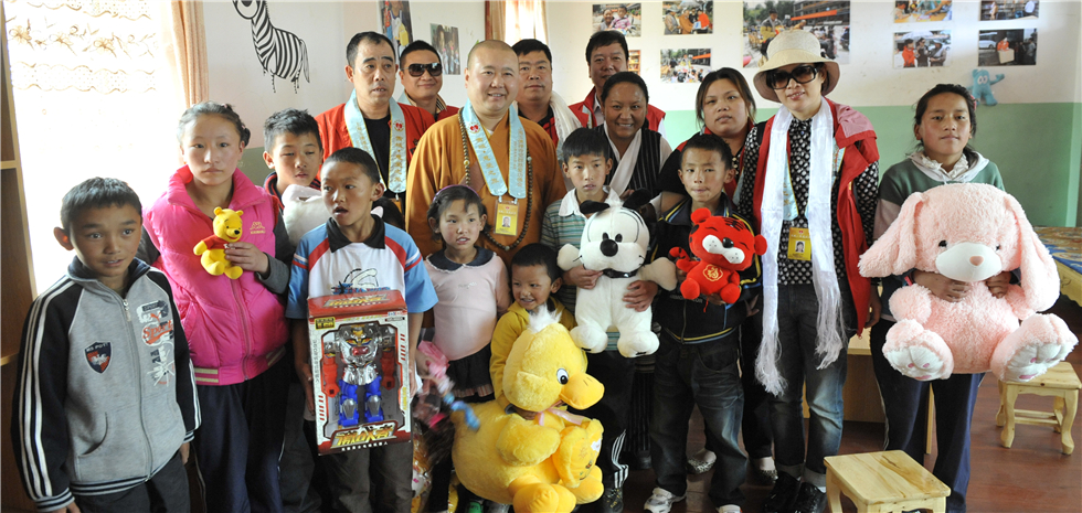 2011年8月4日觉醒法师在捐建的西藏德吉孤儿院图书室和和玩具室里师生们合影