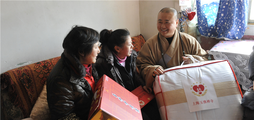 2011年1月25日觉醒法师在贫困市民家庭走访慰问
