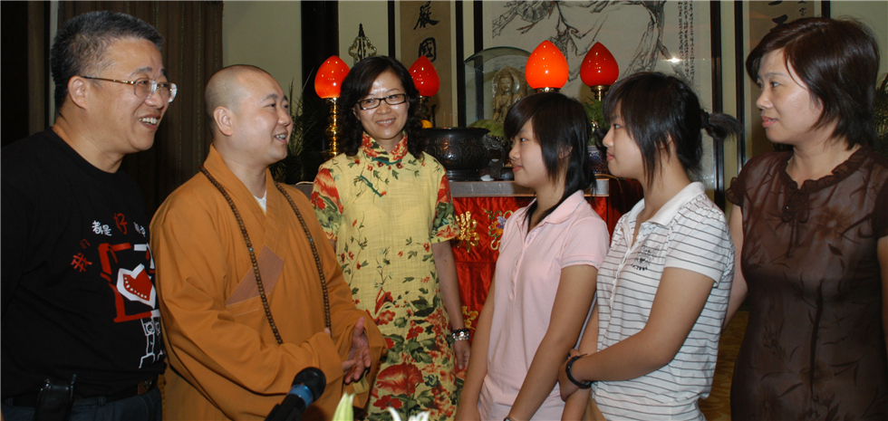 2008年8月29日在玉佛寺方丈室向受助的大学生双胞胎姐妹了解家庭和学习情况