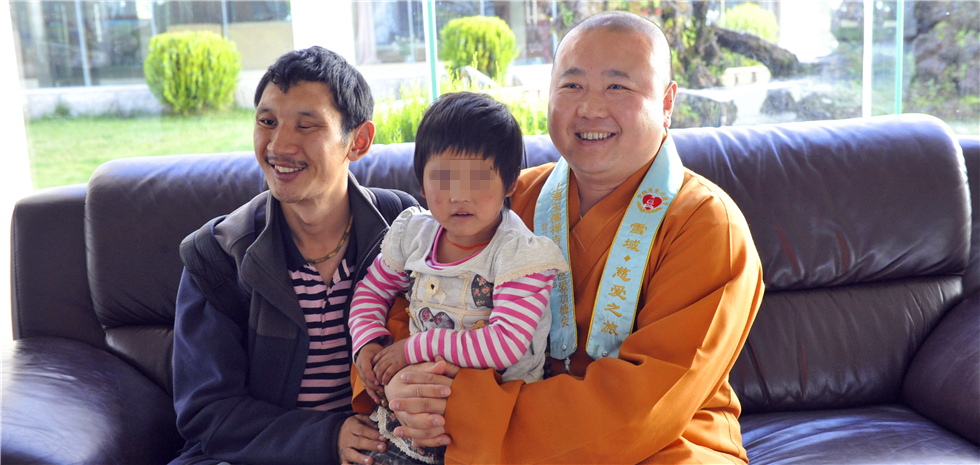 2011年8月6日觉醒法师与玉佛寺出资治疗眼疾的西藏盲童达瓦吉拉及盲校负责人合影
