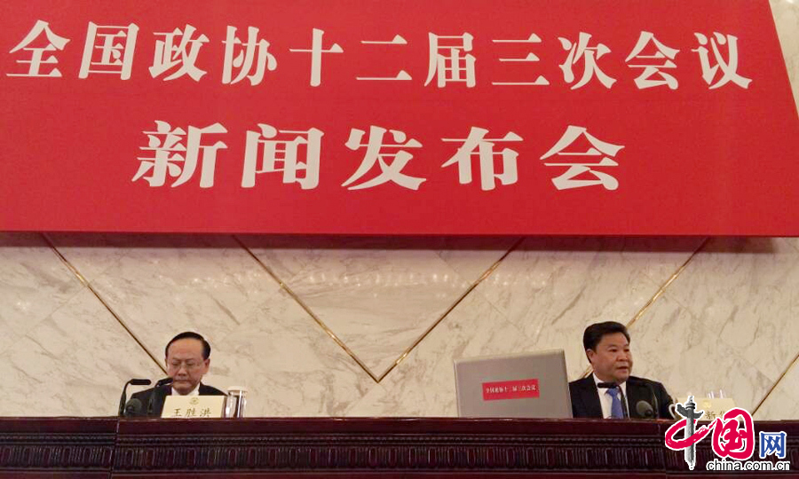  3月2日，全国政协十二届三次会议新闻发布会在北京人民大会堂举行，大会发言人吕新华介绍会议有关情况并回答中外记者提问。 中国网记者 杨佳摄影