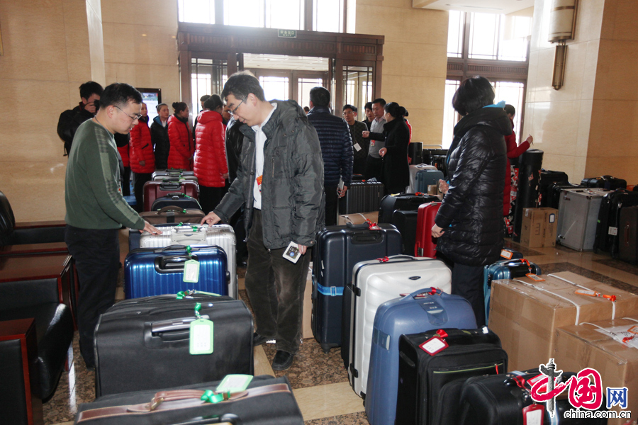 京西宾馆参会代表等待取回自己的行李。 中国网记者 郑亮摄影