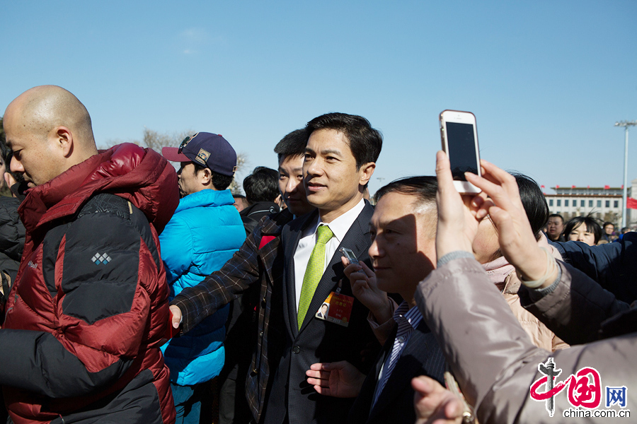 全国政协十二届三次会议于2015年3月3日15:00在人民大会堂开幕，图为全国政协委员李彦宏入场。 中国网记者 杨佳摄影