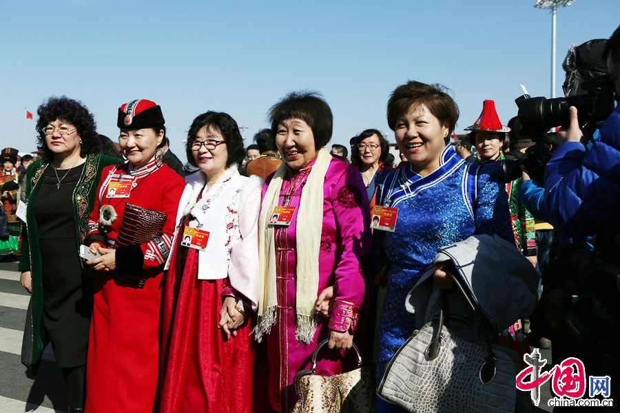 全国政协十二届三次会议于2015年3月3日15:00在人民大会堂开幕，图为全国政协委员合影留念。 中国网记者 杨佳摄影