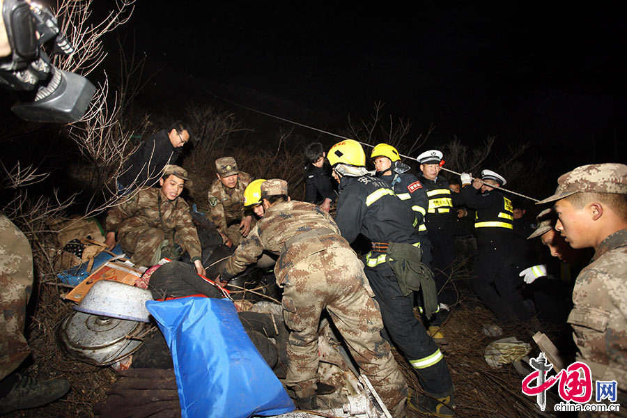  2015年3月2日23時許，河南一輛從新鄉開往林州的大巴車在兩市交界處墜崖，車上共有33人，已造成20人死亡，13人受傷。圖為救援現場。中國網圖片庫 群聲/供圖