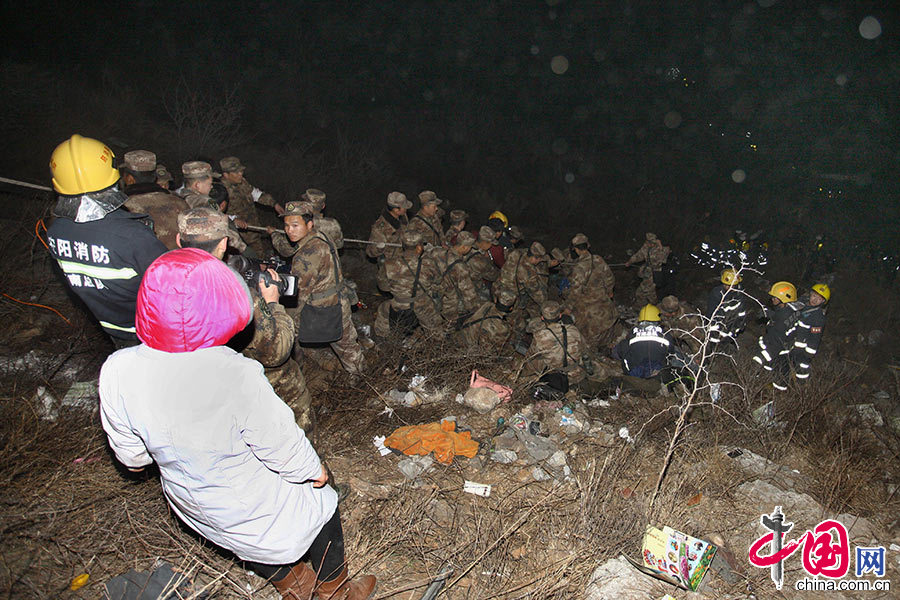  2015年3月2日23時許，河南一輛從新鄉開往林州的大巴車在兩市交界處墜崖，車上共有33人，已造成20人死亡，13人受傷。圖為救援現場。中國網圖片庫 群聲/供圖 