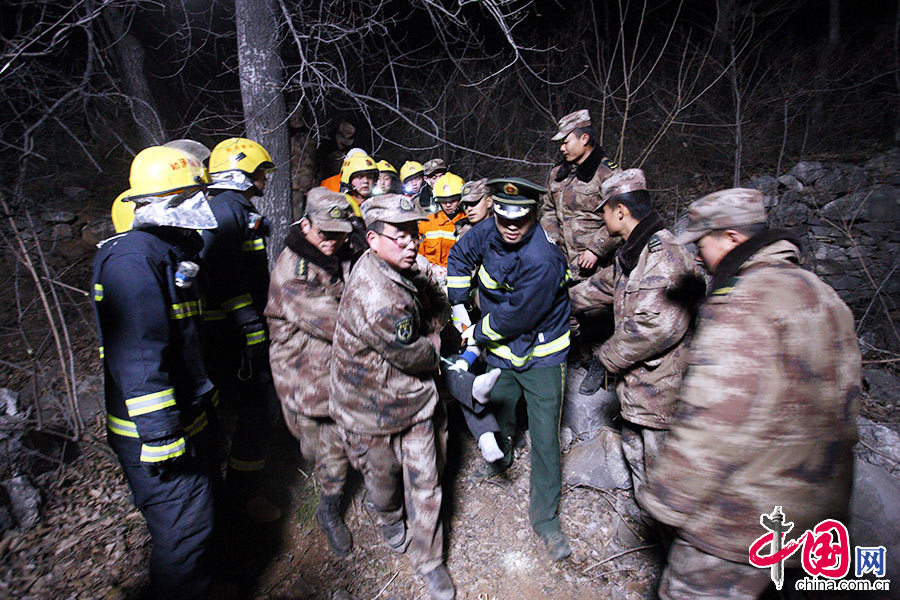  2015年3月2日23時許，河南一輛從新鄉開往林州的大巴車在兩市交界處墜崖，車上共有33人，已造成20人死亡，13人受傷。圖為救援現場。中國網圖片庫 群聲/供圖
