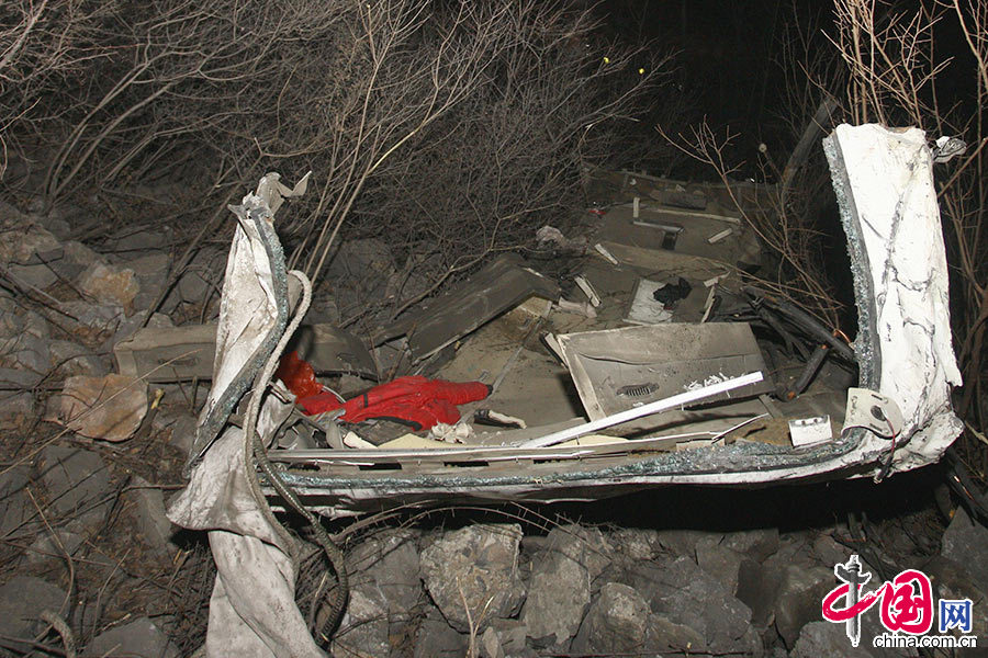  2015年3月2日23時許，河南一輛從新鄉開往林州的大巴車在兩市交界處墜崖，車上共有33人，已造成20人死亡，13人受傷。圖為已經散架的車體。中國網圖片庫 群聲/供圖