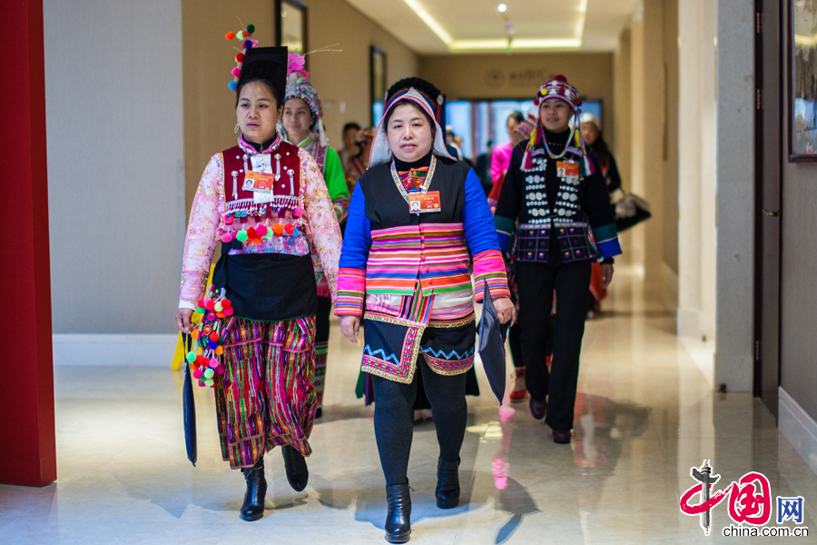 3月3日下午，雲南代表團全團會議結束後，很多身著傳統民族服裝的與會代表走出會場。 中國網記者 鄭亮攝影