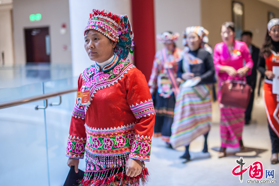 3月3日下午，雲南代表團全團會議結束後，很多身著傳統民族服裝的與會代表走出會場。 中國網記者 鄭亮攝影