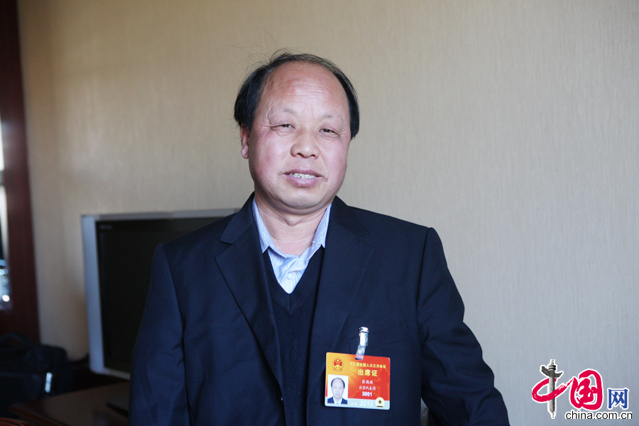  3月3日上午，第一次參加全國人民代表大會的北京團新增補代表巨曉林來到駐地報到，圖為巨曉林接受記者採訪。 中國網記者 董寧攝影