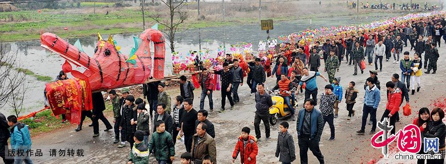 3月3日，江西省德兴市新营镇新营村农民开心舞长龙、庆“两会”迎元宵。