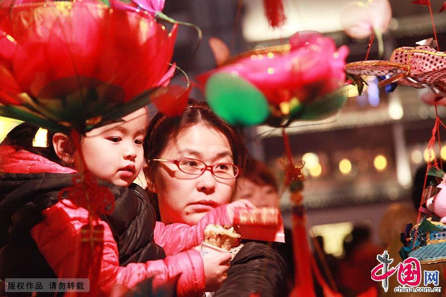 　　2015年3月1日，江蘇省南京市，隨著元宵節(jié)的即將到來，很多南京市民和外地游客來到南京夫子廟，乘游船游覽秦淮河璀璨夜景、走橋賞秦淮燈會、逛花燈市場買花燈，夫子廟迎來秦淮燈會元宵節(jié)前的觀燈人潮。 中國網(wǎng)圖片庫 劉建華/攝