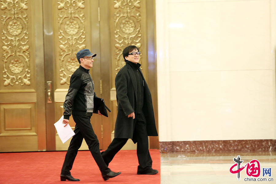 3月5日，全國政協委員鞏漢林、成龍結伴而行。中國網楊佳攝影