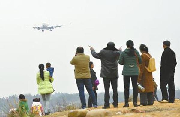 成都私家车车主机场跑道边上看飞机 