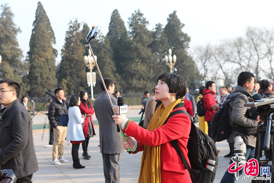  3月5日，第十二屆全國人民代表大會第三次會議在人民大會堂舉行開幕會。開幕前，記者在現場看到“自拍神器”再顯神威，一位記者使用“自拍神器”。中國網記者 董寧攝影