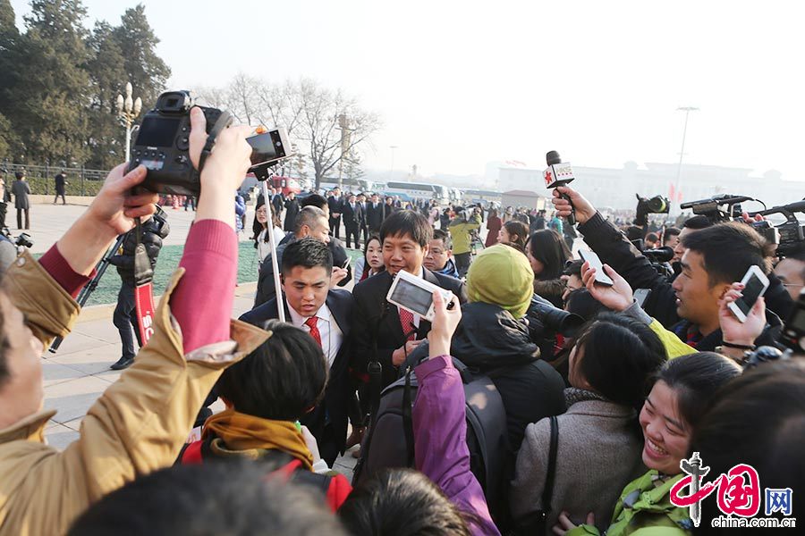 3月5日，全国人大代表、小米科技创始人、董事长兼首席执行官雷军被记者围堵采访，自拍神器再显神威。中国网记者 董宁摄影