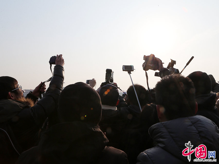  3月5日，第十二屆全國人民代表大會第三次會議在人民大會堂舉行開幕會。開幕前，記者在現場看到“自拍神器”再顯神威。中國網記者 董寧攝影