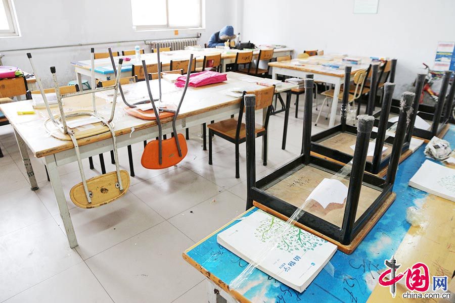 　　2015年3月4日，河南省郑州市，占座学生出奇招，将凳子用透明胶带牢牢粘在桌子上。中国网图片库 供图