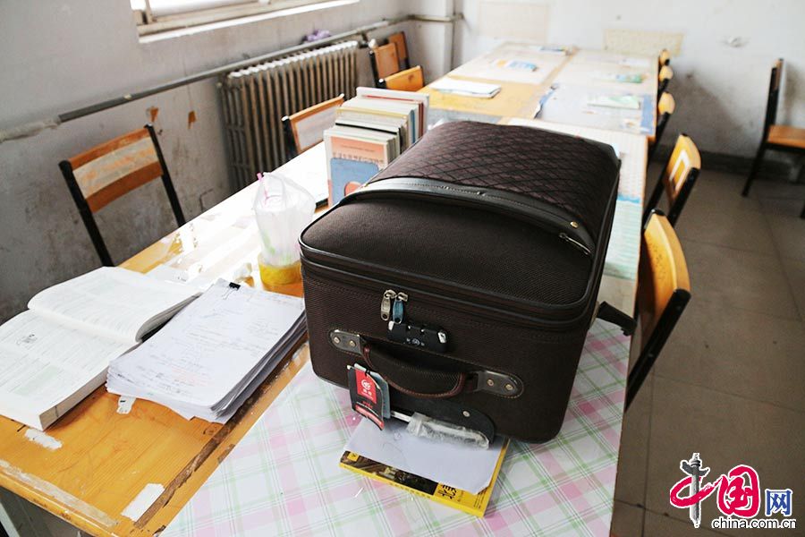 2015年3月4日，河南省郑州市，占座学生出奇招，将行李箱放在桌上占座。中国网图片库 供图