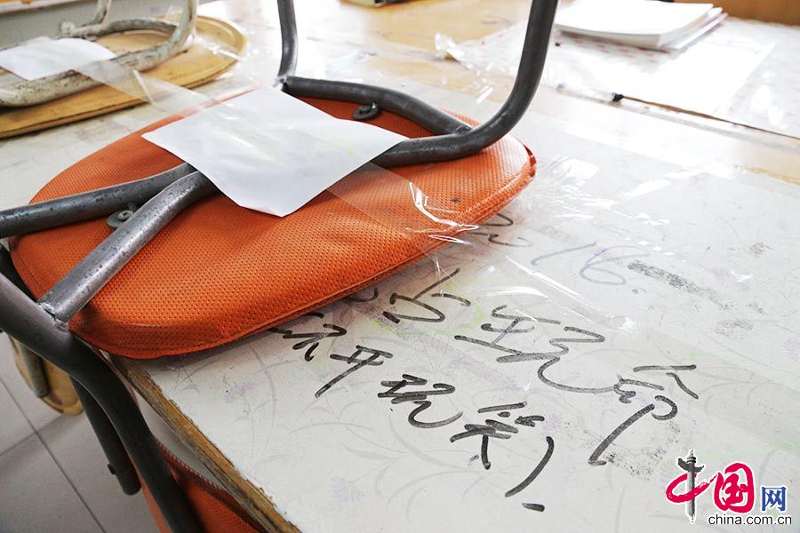 　　2015年3月4日，河南省郑州市，占座学生将凳子用透明胶带牢牢粘在桌子上，并放出“狠话”。中国网图片库 供图