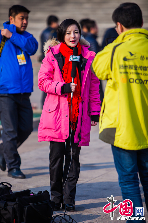 3月5日，第十二届全国人大第三次会议开幕会，来自世界各地媒体的女记者在全国“两会”报道中展现风采。中国网郑亮摄影