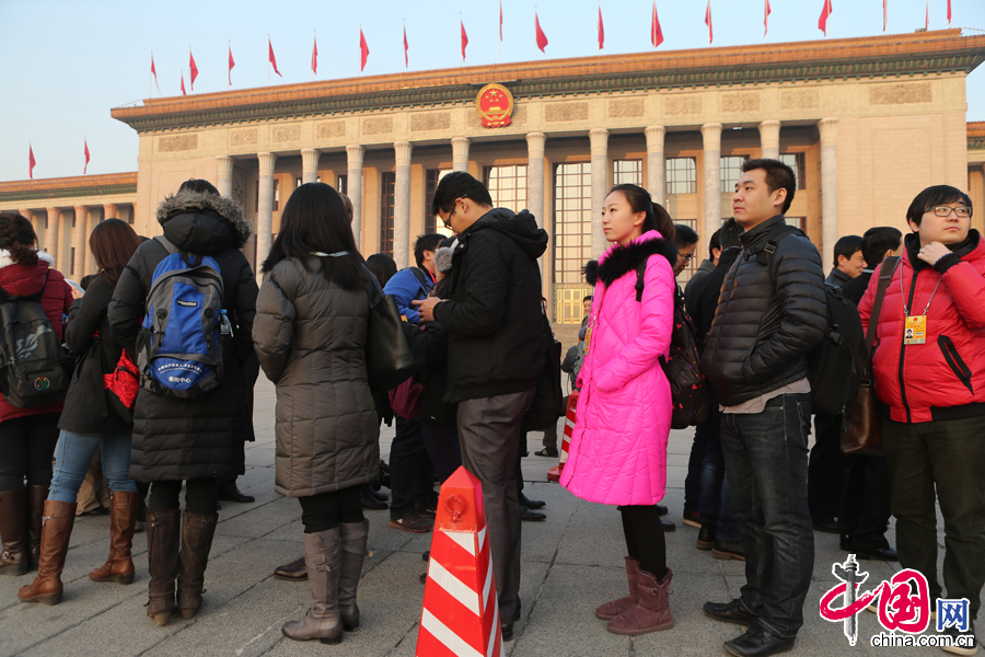 3月5日，中國網女記者排隊進入人民大會堂。 中國網記者 董寧攝影