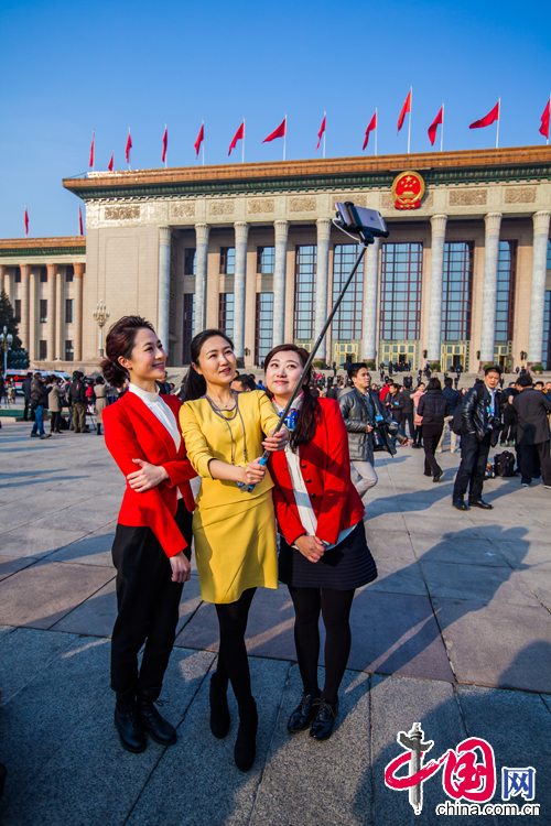 3月5日，第十二屆全國人大第三次會議開幕會，來自世界各地媒體的女記者在全國“兩會”報道中展現風采。中國網鄭亮攝影