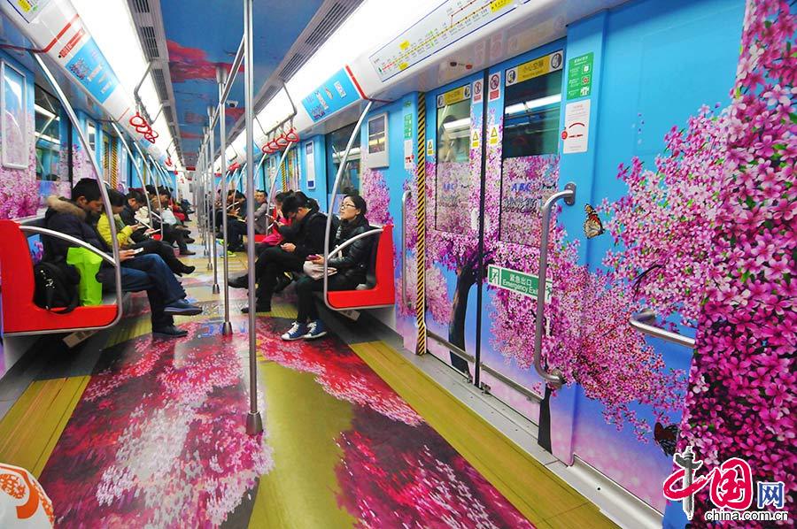 3月6日，杭州地鐵一號線一專列車廂內，包括車窗、車門、車廂頂部、地面在內的設施都貼滿了具有3D效果的各種元素貼畫。中國網圖片庫 朱引煒/攝