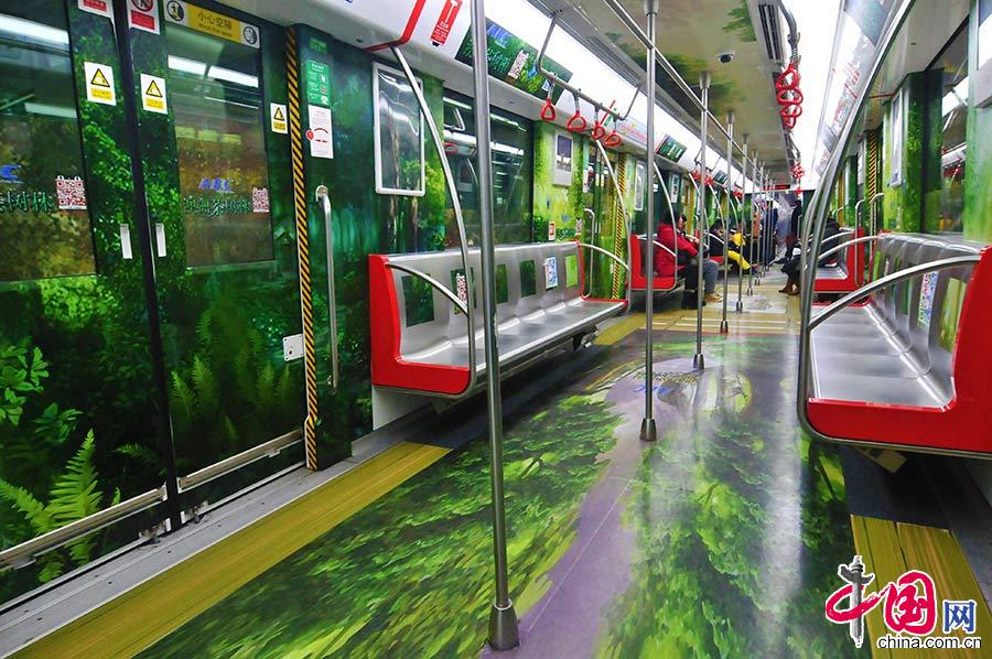 3月6日，杭州地铁一号线一专列车厢内，包括车窗、车门、车厢顶部、地面在内的设施都贴满了具有3D效果的各种元素贴画。中国网图片库 朱引炜/摄