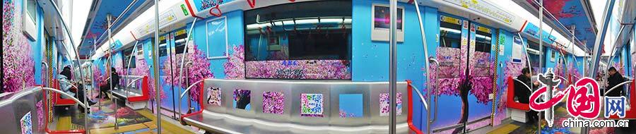 3月6日，杭州地铁一号线一专列车厢内，包括车窗、车门、车厢顶部、地面在内的设施都贴满了具有3D效果的各种元素贴画。中国网图片库 朱引炜/摄