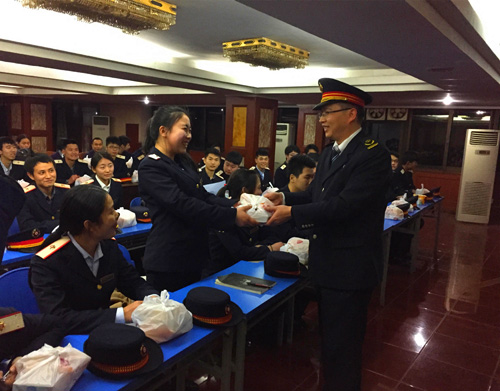 3月6日，重庆客运段北京一队干部向担当加开列车职工发放慰问品