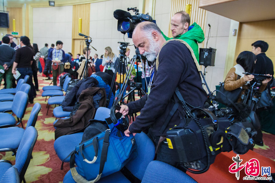 3月7日，一名外国记者在整理设备包。 中国网记者 郑亮摄影