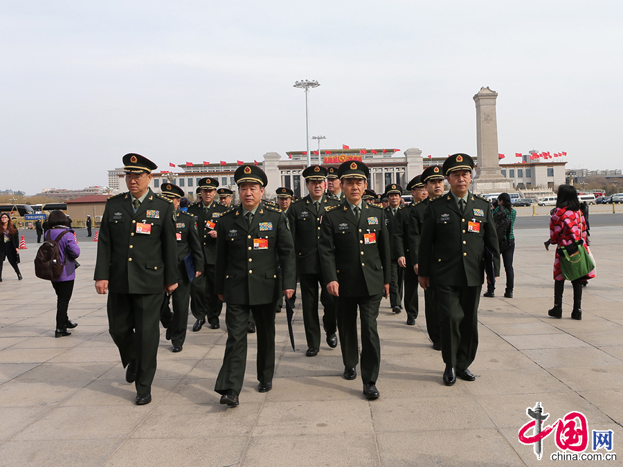 解放军代表入场。 中国网记者 董宁摄影