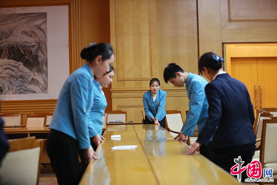 3月6日，国谊宾馆的会议厅业务主管孙娜和同事们在为明天的会议摆桌。 中国网记者 董宁摄影