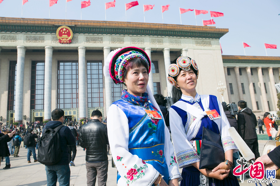 3月5日，少數民族代表在人民大會堂前合影。 中國網記者 董寧攝影