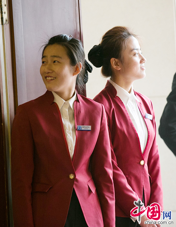 3月6日，北京團人大代表駐地，女服務員在門口微笑服務。 中國網記者 董寧攝影