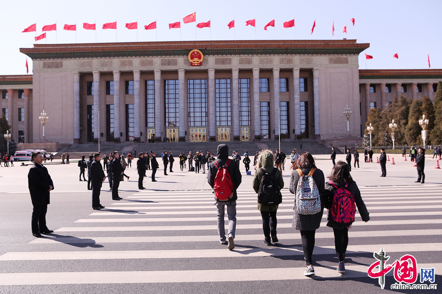  全国政协十二届三次会议第二次全体会议定于3月9日在人民大会堂举行，多名政协委员将就有关议题作大会发言。图为记者陆续抵达广场。中国网记者 杨佳摄影