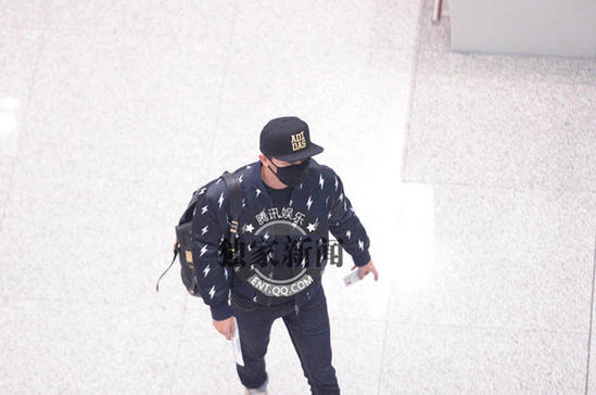 组图:李晨全副武装现身机场 戴口罩帽子显低调